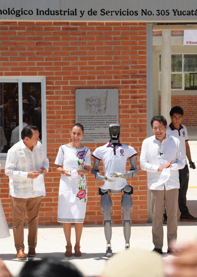 Al centro, la Presidenta Claudia Sheinbaum durante la inauguración del CBTIS No. 305 en Yucatán.