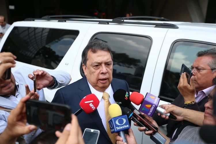 Ángel Aguirre al arribar a una de las comparecencias en la FGR por el caso de los estudiantes desaparecidos.