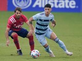 Alan Pulido conduce el balón durante el duelo entre Sporting Kansas City y FC Dallas en la MLS.