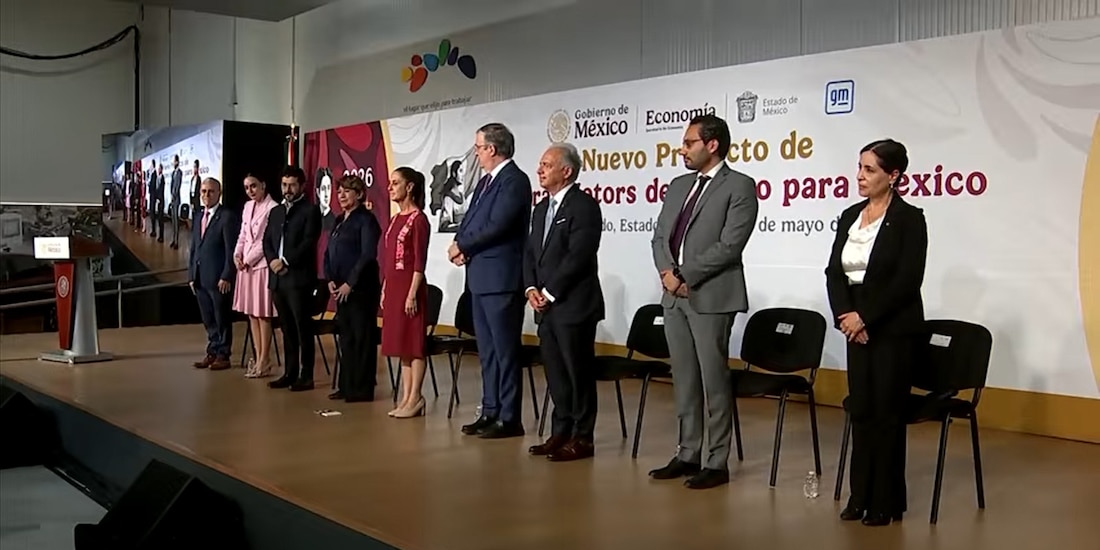 Paco Garza, Presidente de GM de México, junto a la Presidenta Claudia Sheinbaum y el Secretario de Economía, Marcelo Ebrard, durante el anuncio en Toluca.