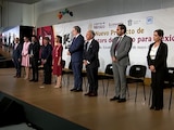 Paco Garza, Presidente de GM de México, junto a la Presidenta Claudia Sheinbaum y el Secretario de Economía, Marcelo Ebrard, durante el anuncio en Toluca.