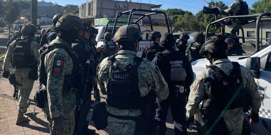 Elementos de seguridad repelen agresión en Tingüindín, Michoacán.