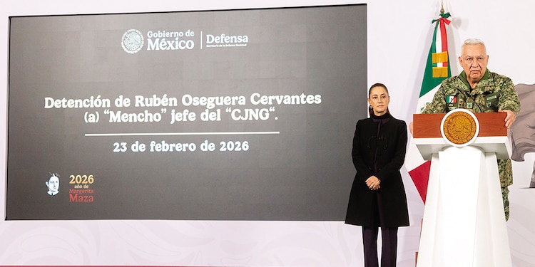 La mandataria federal y el secretario Ricardo Trevilla, ayer, en conferencia.