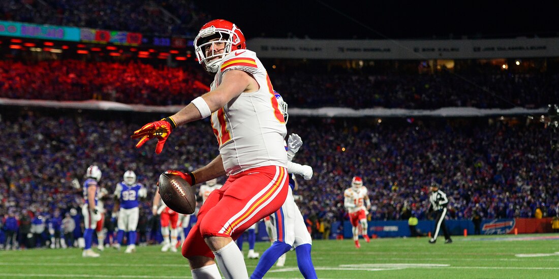 Travis Kelce celebra un touchdown de los Kansas City Chiefs en la ronda divisional de los playoffs de la NFL. Los de Misuri son los actuales campeones de la liga.