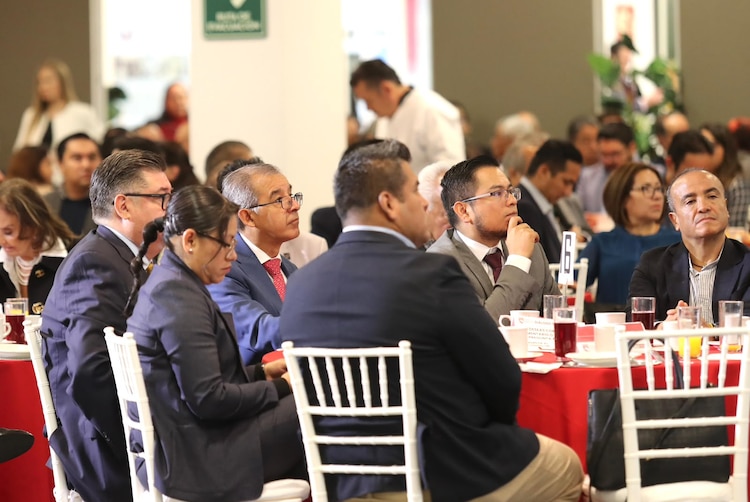 Integrantes del CICM escuchan los avances y proyecciones de inversión pública presentados por las autoridades de transporte.