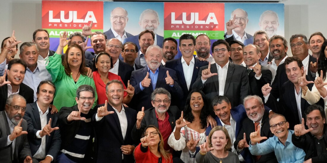 El aspirante Luiz Inácio Lula da Silva (círculo), en un evento con aliados de izquierda, ayer.