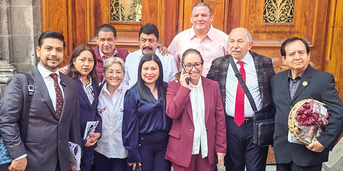 Azucena Cisneros Coss (al teléfono), ayer, al salir de Palacio Nacional.