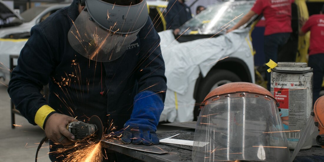 En la imagen de archivo, trabajadores blindan autos en una fábrica del Edomex.