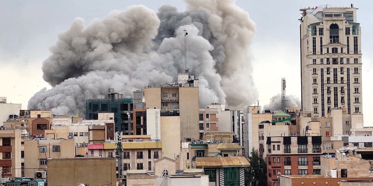 Una columna de humo se eleva tras un ataque en Teherán, ayer.