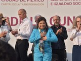 Clara Brugada entrega apoyos económicos a niñas y niños menores de tres años en el Zócalo capitalino, marcando el inicio del programa 'Desde la Cuna'.