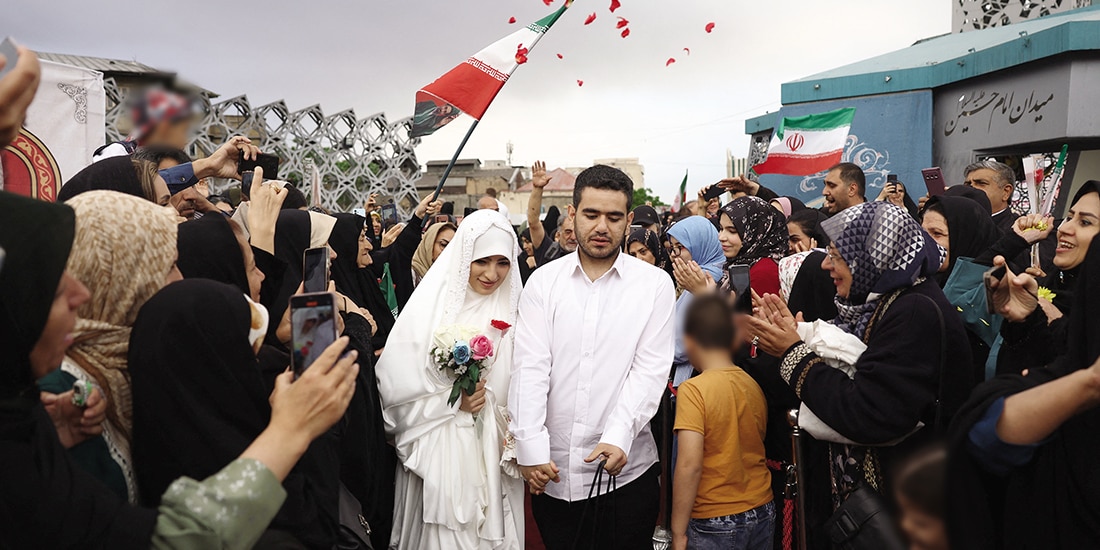 Una pareja iraní celebra su boda en medio de la calma en Teherán, ayer.