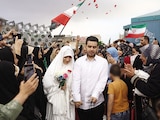 Una pareja iraní celebra su boda en medio de la calma en Teherán, ayer.