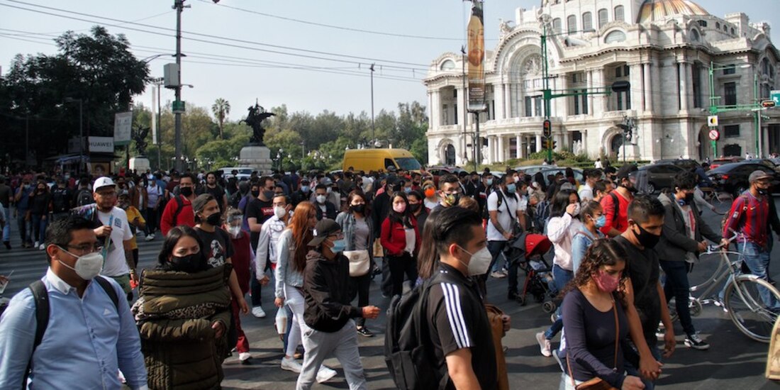 Capitalinos abarrotan el Centro Histórico.