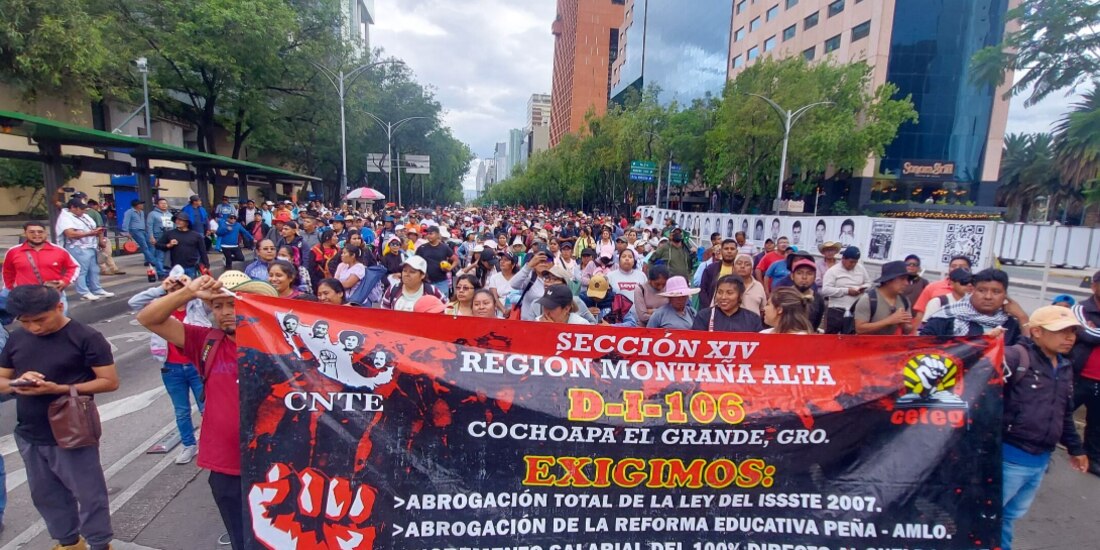 Maestros de la sección 14, ayer, durante el bloqueo de vialidades.