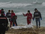 Voluntarios de la Cruz Roja italiana y personal del servicio de guardacostas recuperan un cadáver el domingo 26 de febrero.