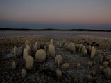 El dolmen de Guadalperal, también conocido como el Stonehenge español, se ve debido al retroceso de las aguas del embalse de Valdecañas en las afueras de El Gordo, España.