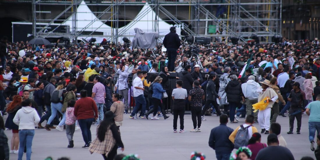 Cientos de personas inundaron el Zócalo de la Ciudad de México en busca de un lugar para disfrutar el concierto de Los Tigres del Norte.