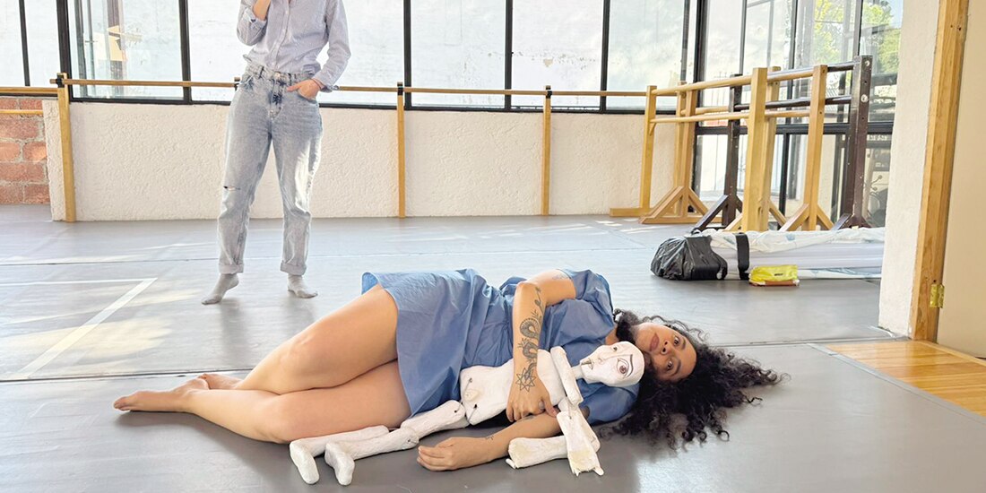 Marta Eguilior (de pie) y la soprano Rosario Aguilar, durante un ensayo de la ópera.