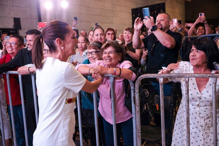 La Presidenta remarca la importancia de la honestidad y honradez como motor de la Cuarta Transformación.