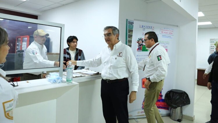 Gobernador recibe a un grupo de repatriados.