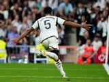 Jude Bellingham, del Real Madrid, celebra tras anotar el segundo gol de su equipo durante el partido de La Liga de España, entre el Real Madrid y Getafe en el estadio Santiago Bernabéu, en Madrid, España