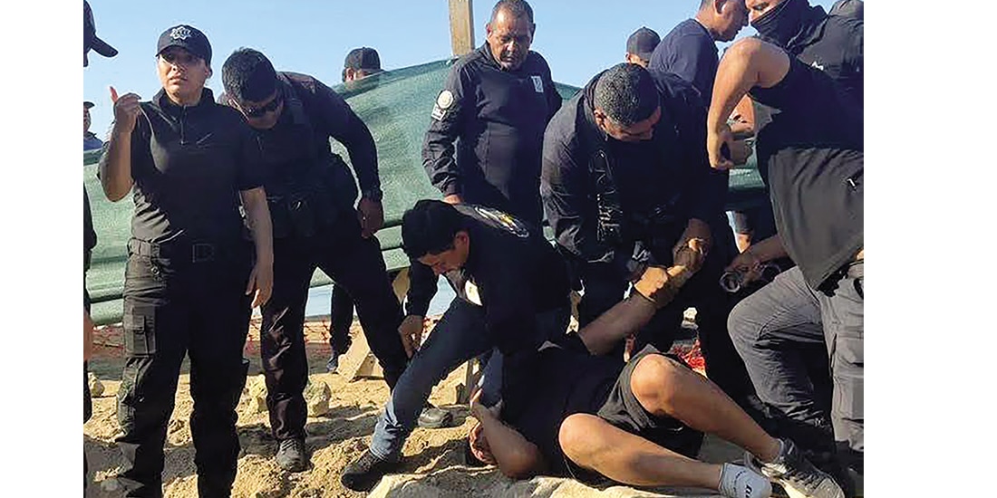 UN MANIFESTANTE, al ser sometido por policías, durante las protestas del lunes.