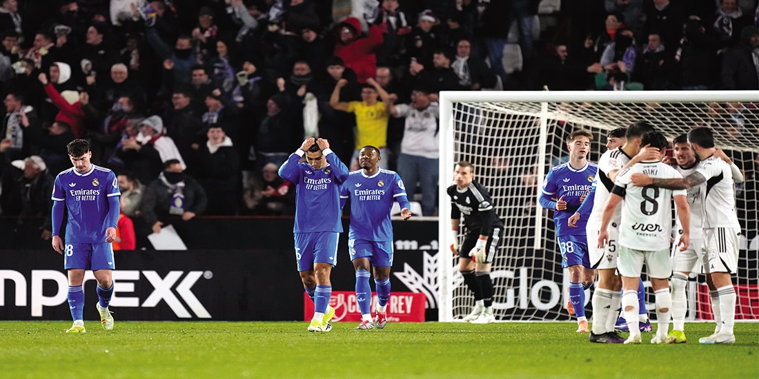 Jugadores del Real Madrid se lamentan tras el gol del Albacete, ayer.