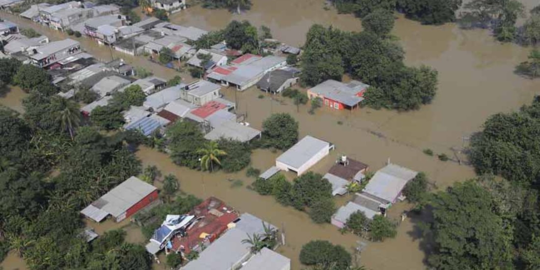 Tomas aéreas muestran los daños en viviendas, que están bajo el agua, por el desbordamiento de ríos en la región.