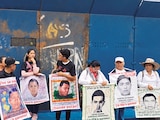 Familiares de los normalistas desaparecidos se reunieron desde temprano en las inmediaciones de la Corte, ayer.
