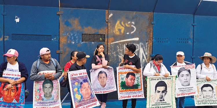 Familiares de los normalistas desaparecidos se reunieron desde temprano en las inmediaciones de la Corte, ayer.
