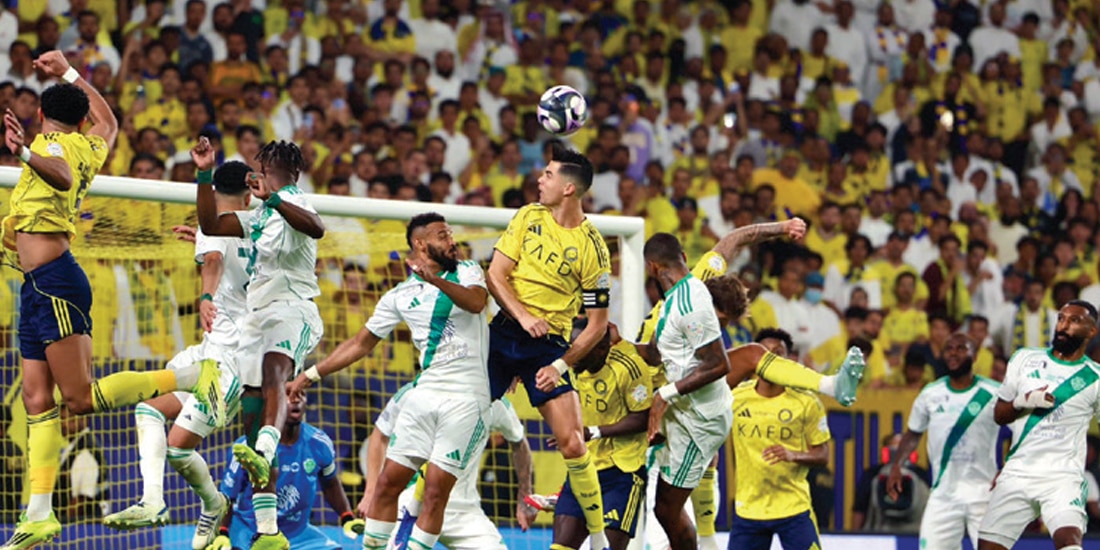 EL MOMENTO exacto en el que Cristiano Ronaldo cabecea el balón, ayer, para marcar el tanto de su equipo.