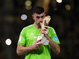 Emiliano "Dibu" Martínez besa el trofeo Guante de Oro, al mejor portero del Mundial Qatar 2022.