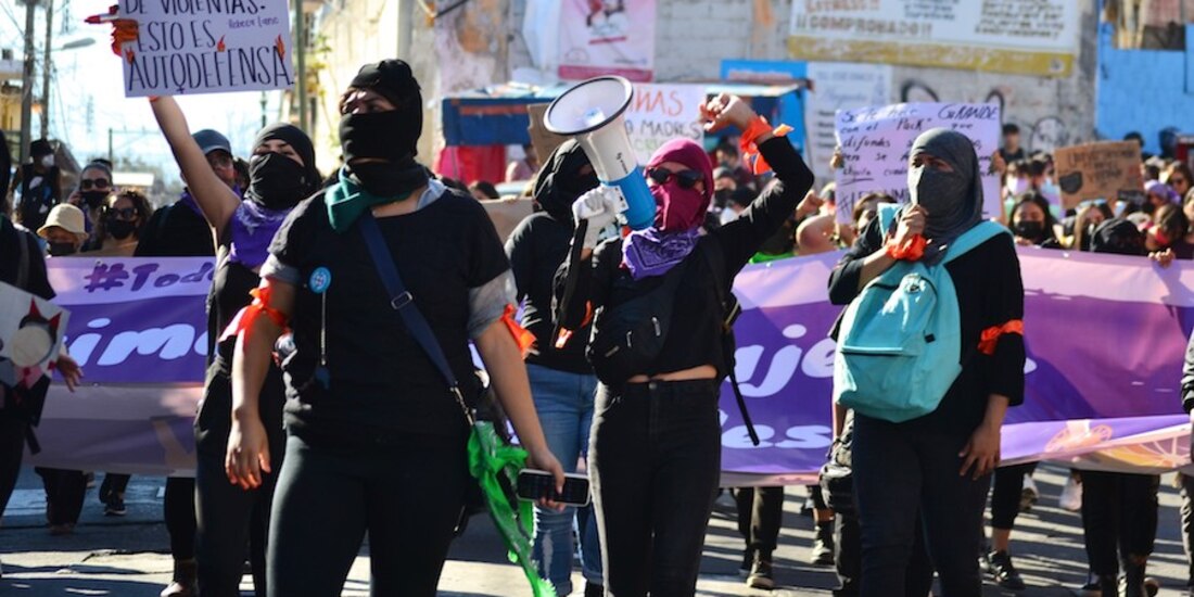 “México agoniza por violencia feminicida”, fue el grito que retumbó en el centro de Xalapa, Veracruz.