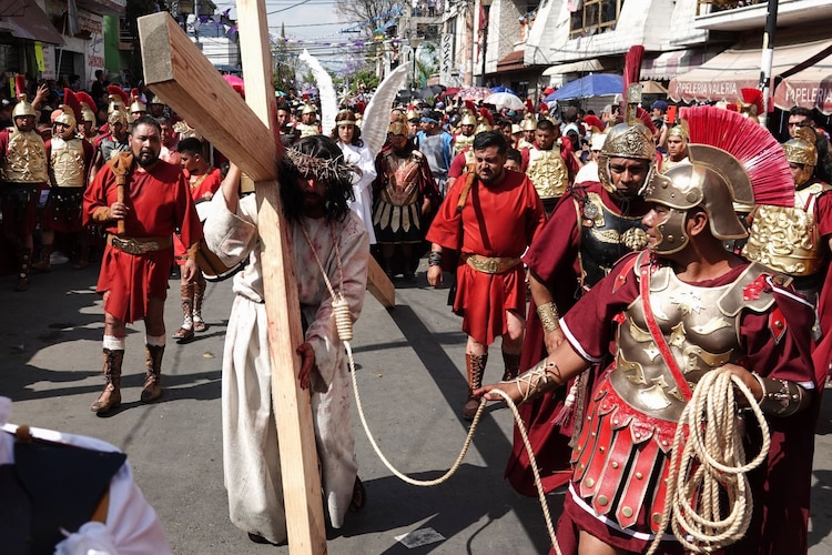 Los días Jueves y Viernes Santo se lleva a cabo el viacrucis en Iztapalapa.