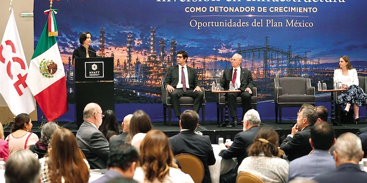 LA SECRETARIA de Energía, Luz Elena González, participa en el Foro organizado por el CCE, ayer, en la CDMX