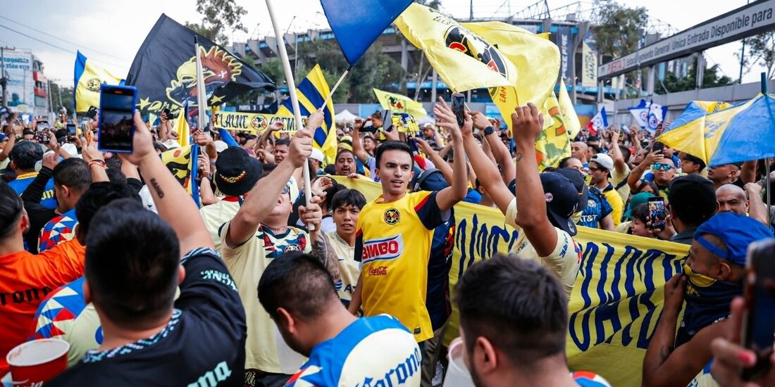 La afición del América quiere hacer pesar el Estadio Azteca.
