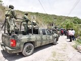 Militares retenidos por pobladores de Petaquillas, Guerrero, en junio pasado.