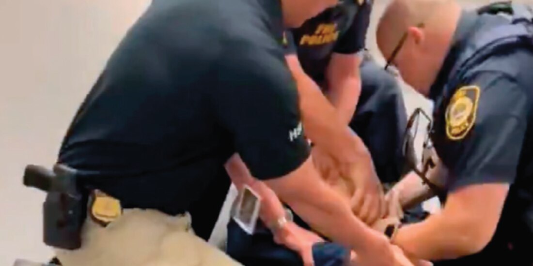 El senador estadounidense Alex Padilla, demócrata por California, es esposado mientras la secretaria de Seguridad Nacional, Kristi Noem, ofrece una conferencia de prensa, ayer.