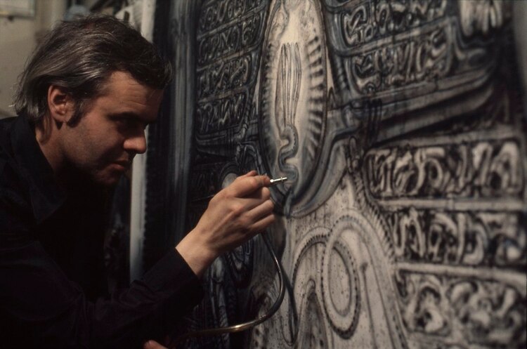 Un día como hoy nació el artista suizo HR Giger, autor de obras que dieron origen a universos cinematográficos como el de la franquicia 'Alien'.