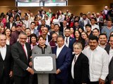 Delfina Gómez (centro) recibe constancia que la ratifica como ganadora de los comicios para renovar gubernatura en Estado de México.