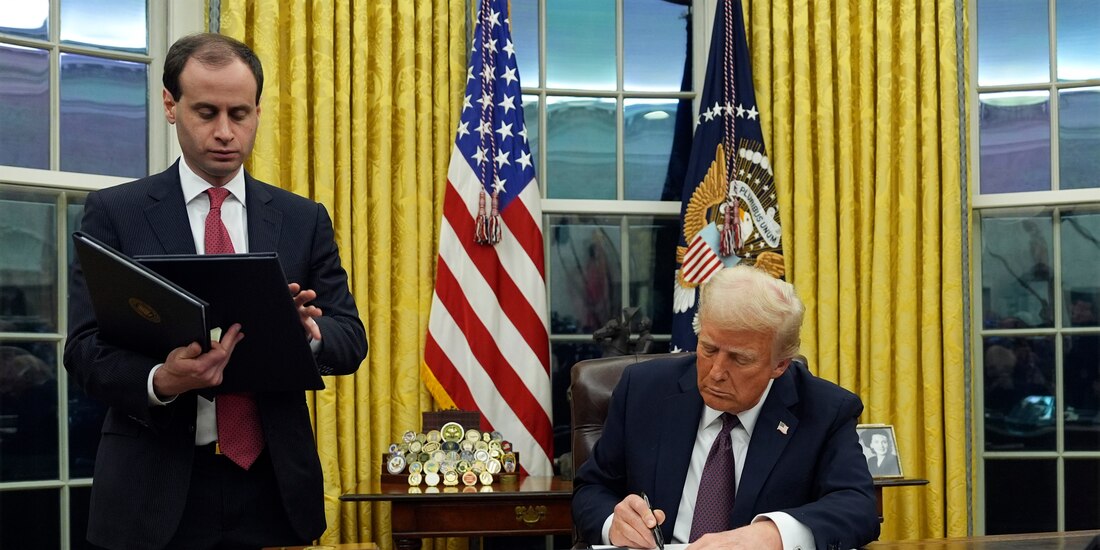 El mandatario, durante la firma de las órdenes ejecutivas en la Oficina Oval de la Casa Blanca, ayer.