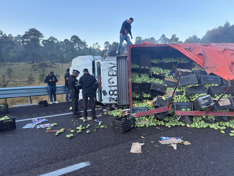 Volcadura de camión autopista México-Cuernavaca