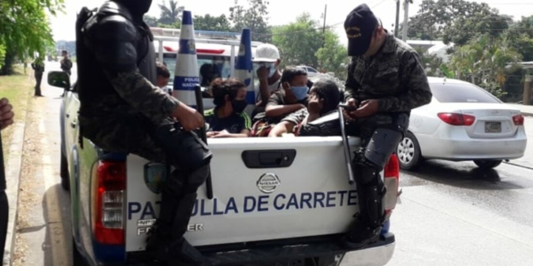 La Policía de Honduras detiene a miembros de la caravana del 30 de junio pasado.