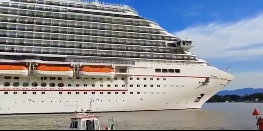 Crucero turístico Carnival Panorama en su llegada a Jalisco, este martes.