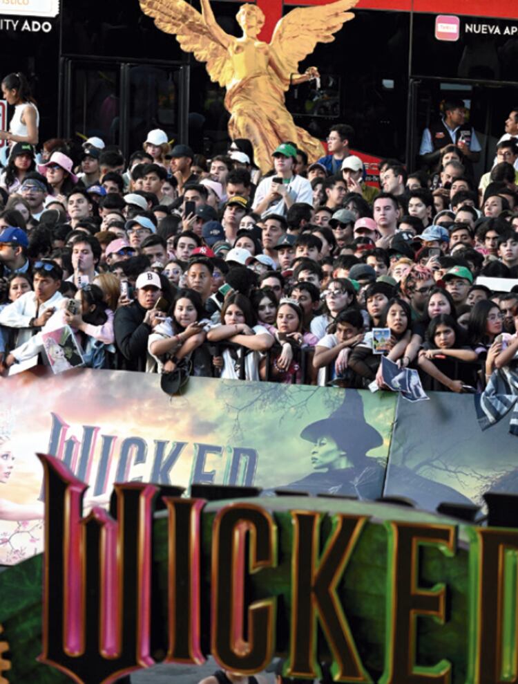 A pesar del sol, seguidores esperaron a los artistas afuera del recinto.