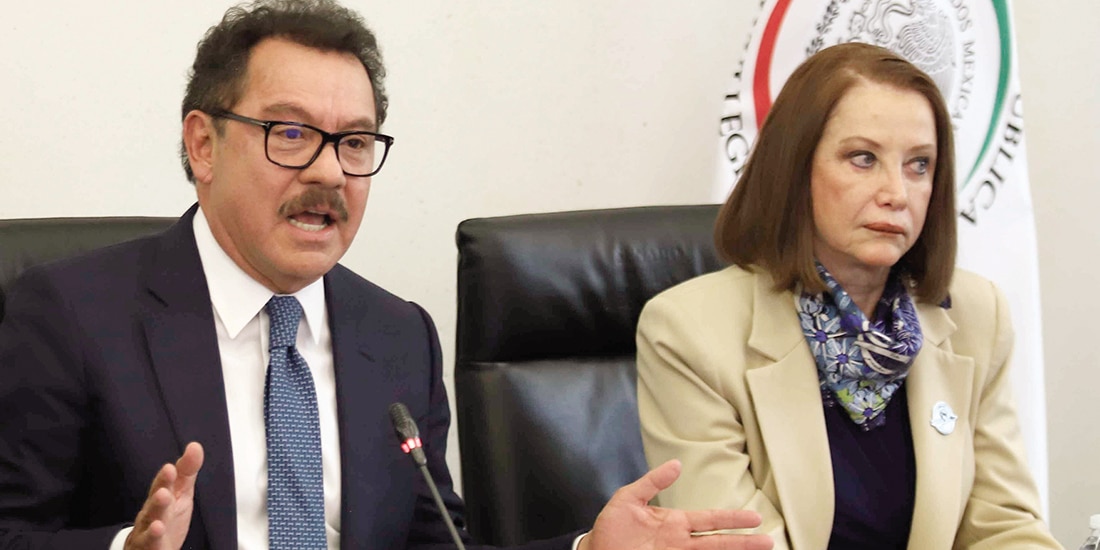 Los presidentes de la Junta de Coordinación Política, Ignacio Mier, y de la mesa directiva del Senado, Laura Itzel Castillo, ayer, en conferencia de prensa.