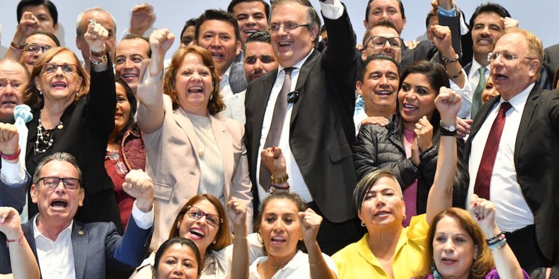 La senadora Martha Lucía Micher (fila de en medio, 1a de izq. a der.), durante la conferencia que encabezó el canciller (centro) el pasado martes.