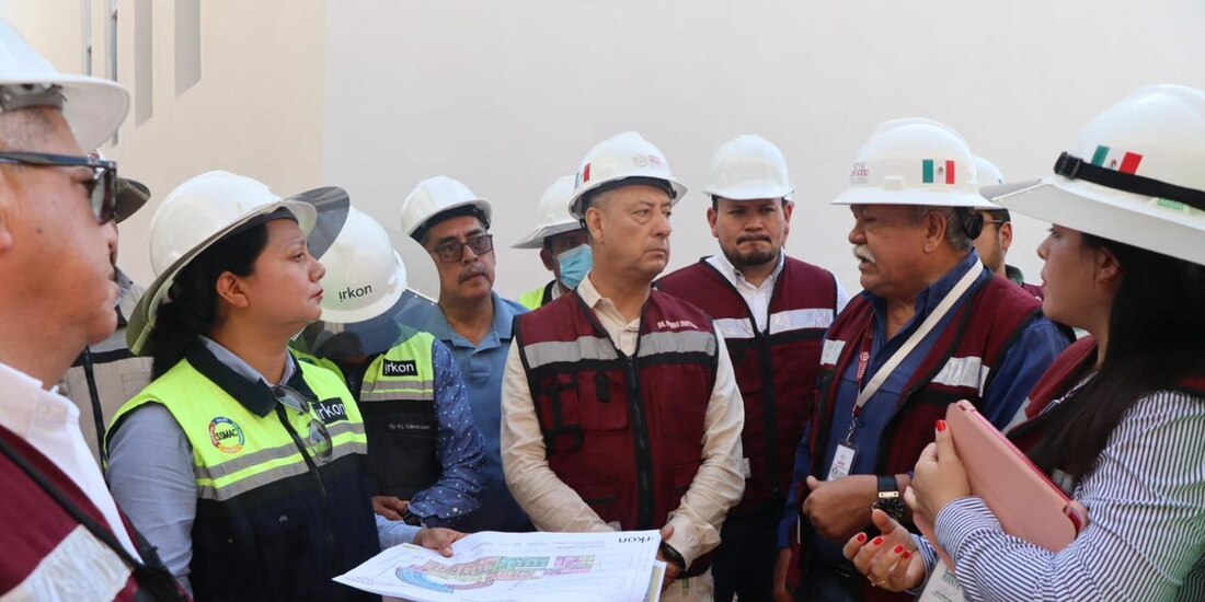 Pedro Zenteno Santaella, director del Issste, supervisa la construcción de la Clínica Hospital en Palenque, Chiapas.