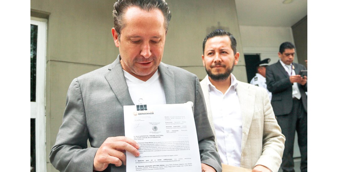 EDGAR GARZA (izq.) y René Quiñones al concretar su denuncia ante el tribunal, ayer.