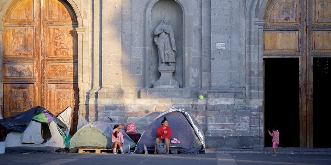 Una mujer y sus hijas en el campamento de Plaza de la Soledad, en el Centro Histórico, en febrero pasado.